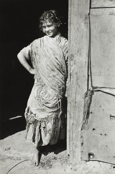 Image no. 241: Une jeune tzigane (la soeur ... (Andre Kertesz), code=V, ord=370, date=1918