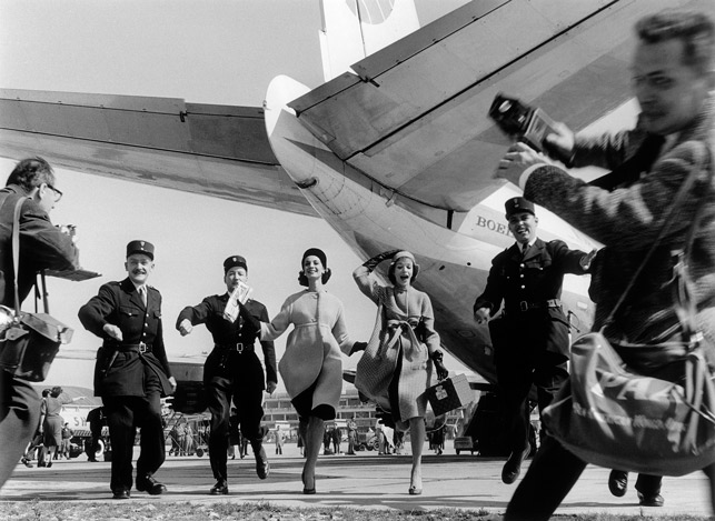 Image no. 43: Group Running in Front of a ... (William Klein), code=H, ord=1000, date=1958