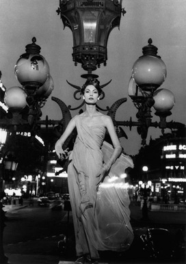 Image no. 56: Mary on Lampost, Paris (Vogue) (William Klein), code=V, ord=1000, date=1957