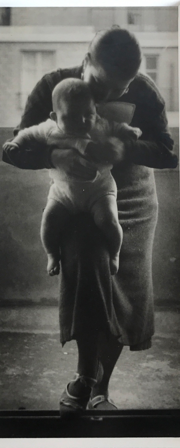 Image no. 228: Mother and child (Andre Kertesz), code=N, ord=410, date=1934