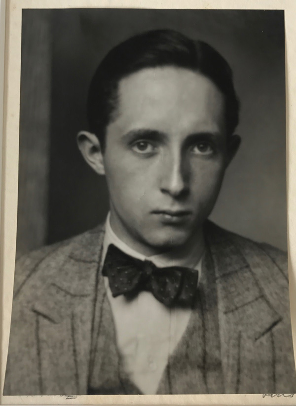 Image no. 235: Portrait, Paris (Andre Kertesz), code=V, ord=420, date=1933